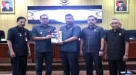 Wali Kota Banjarbaru Muhammad Aditya Mufti Ariffin menyerahkan draft raperda tentang Rencana Pembangunan Jangka Panjang Daerah (RPJPD) 2025-2045 kepada Ketua DPRD Fadliansyah pada rapat paripurna di Banjarbaru, Senin (27/5/2024). [ANTARA/HO-Humas DPRD Banjarbaru]