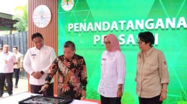 Wamen LHK resmikan pusat daur ulang sampah di Kota Palangka Raya, Kalimantan Tengah, Rabu (29/5/2024). [ANTARA/Rendhik Andika]