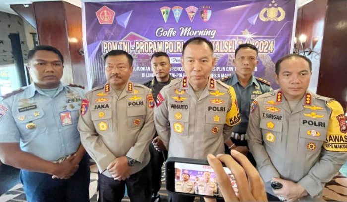 Kapolda Kalsel Irjen Pol Winarto ditemui usai membuka Rapat Koordinasi Teknis (Rakornis) dan Coffee Morning POM TNI dan Propam Polri di Kalsel tahun 2024 di Banjarmasin, Rabu (29/5/2024). [ANTARA/Firman]
