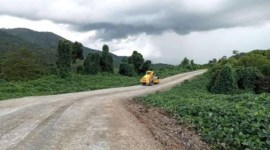 Alat berat merata jalan baru yang dibangun Pemerintah Provinsi Kalimantan Selatan menghubungkan Kiram Kabupaten Banjar dan Bajuin Kabupaten Tanah Laut ditargetkan selesai pada akhir 2024. [ANTARA/HO-MC Kalsel]