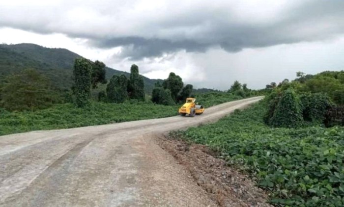 Alat berat merata jalan baru yang dibangun Pemerintah Provinsi Kalimantan Selatan menghubungkan Kiram Kabupaten Banjar dan Bajuin Kabupaten Tanah Laut ditargetkan selesai pada akhir 2024. [ANTARA/HO-MC Kalsel]