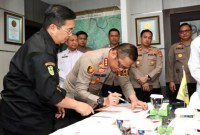 Kapolresta Banjarmasin Kombes Pol Sabana Atmojo menandatangani naskah perjanjian hibah daerah (NPHD) di dampingi Wali Kota Banjarmasin Ibnu Sina. [ANTARA/HO-Humas Polresta Banjarmasin]