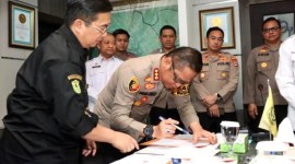 Kapolresta Banjarmasin Kombes Pol Sabana Atmojo menandatangani naskah perjanjian hibah daerah (NPHD) di dampingi Wali Kota Banjarmasin Ibnu Sina. [ANTARA/HO-Humas Polresta Banjarmasin]