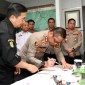 Kapolresta Banjarmasin Kombes Pol Sabana Atmojo menandatangani naskah perjanjian hibah daerah (NPHD) di dampingi Wali Kota Banjarmasin Ibnu Sina. [ANTARA/HO-Humas Polresta Banjarmasin]