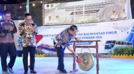 Penjabat Gubernur Kaltim Akmal Malik memukul gong sebagai tanda pelaksanaan Rapat Koordinasi Teknis (Rakornis) Dinas Perhubungan se-Kalimantan Timur 2024 di Penajam Paser Utara. [Adpim Pemprov Kaltim]