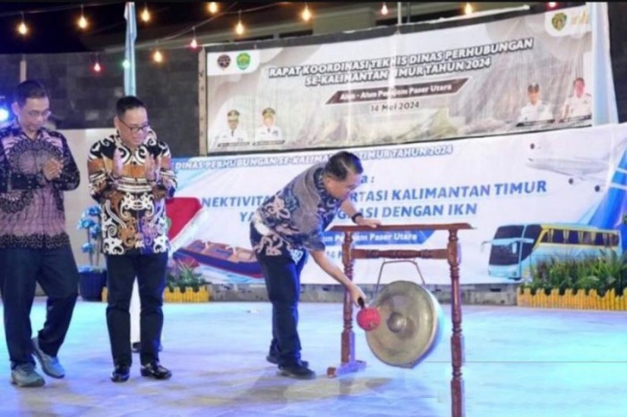 Penjabat Gubernur Kaltim Akmal Malik memukul gong sebagai tanda pelaksanaan Rapat Koordinasi Teknis (Rakornis) Dinas Perhubungan se-Kalimantan Timur 2024 di Penajam Paser Utara. [Adpim Pemprov Kaltim]