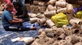 Tas Anjat asal Kaltim tengah disiapkan untuk oleh oleh peserta Rakornas tahun 2024. [ANTARA/HO-Diskominfo Kaltim]