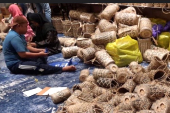 Tas Anjat asal Kaltim tengah disiapkan untuk oleh oleh peserta Rakornas tahun 2024. [ANTARA/HO-Diskominfo Kaltim]