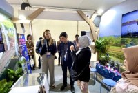 Delegasi negara Brasil saat mengunjungi stan pameran milik Universitas Lambung Mangkurat (ULM) Kalimantan Selatan (Kalsel) pada kegiatan World Water Forum (WWF) ke-10 di Bali, beberapa waktu lalu. [ANTARA/HO-Tim ULM]