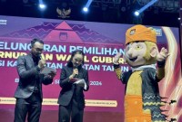 Komisi Pemilihan Umum (KPU) Kalsel menampilkan Maskot Si Botan (Bocah Bekantan) pada peluncurkan Pemilihan Gubernur dan Wakil Gubernur Kalsel 2024 di Lapangan Murjani Kota Banjarbaru, Kalimantan Selatan, Senin (27/5/2024) malam. [ANTARA/Tumpal Andani A]