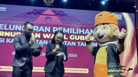 Komisi Pemilihan Umum (KPU) Kalsel menampilkan Maskot Si Botan (Bocah Bekantan) pada peluncurkan Pemilihan Gubernur dan Wakil Gubernur Kalsel 2024 di Lapangan Murjani Kota Banjarbaru, Kalimantan Selatan, Senin (27/5/2024) malam. [ANTARA/Tumpal Andani A]