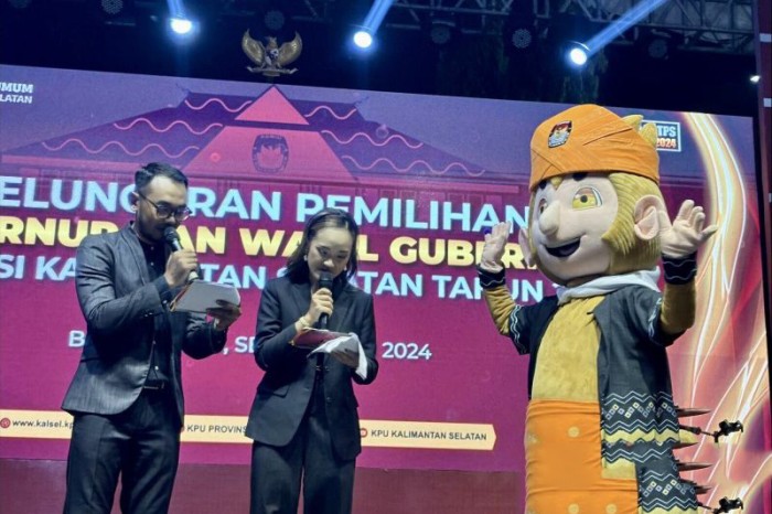 Komisi Pemilihan Umum (KPU) Kalsel menampilkan Maskot Si Botan (Bocah Bekantan) pada peluncurkan Pemilihan Gubernur dan Wakil Gubernur Kalsel 2024 di Lapangan Murjani Kota Banjarbaru, Kalimantan Selatan, Senin (27/5/2024) malam. [ANTARA/Tumpal Andani A]