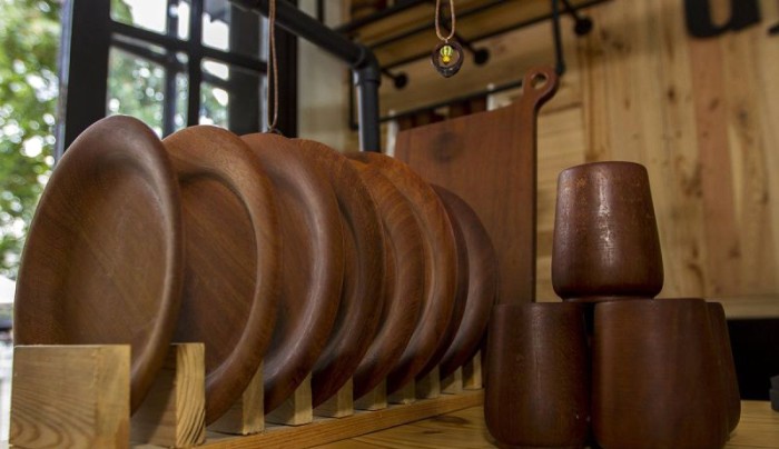 

Foto Ilustrasi - Produk kerajinan berbahan limbah kayu ulin. [ANTARA FOTO/Bayu Pratama S]