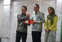 Penyerahan cendera mata oleh Bupati Balangan kepada Letkol Inf Dhuwi Hendradjaja (Foto:Mc.Balangan)