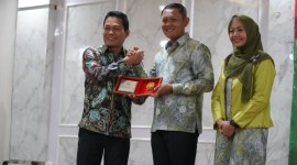 Penyerahan cendera mata oleh Bupati Balangan kepada Letkol Inf Dhuwi Hendradjaja (Foto:Mc.Balangan)