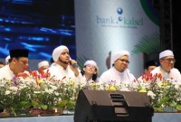 Habib Syech Bin Abdul Qodir Assegaf Hadir saat Bershalawat bersama warga Kalsel. Foto Bank Kalsel