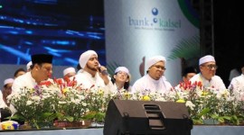 Habib Syech Bin Abdul Qodir Assegaf Hadir saat Bershalawat bersama warga Kalsel. Foto Bank Kalsel