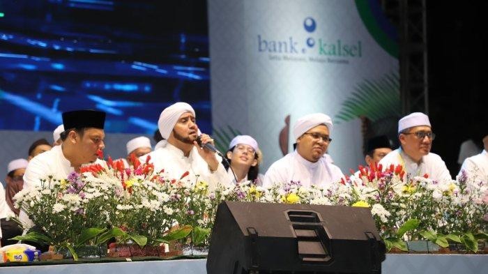 Habib Syech Bin Abdul Qodir Assegaf Hadir saat Bershalawat bersama warga Kalsel. Foto Bank Kalsel