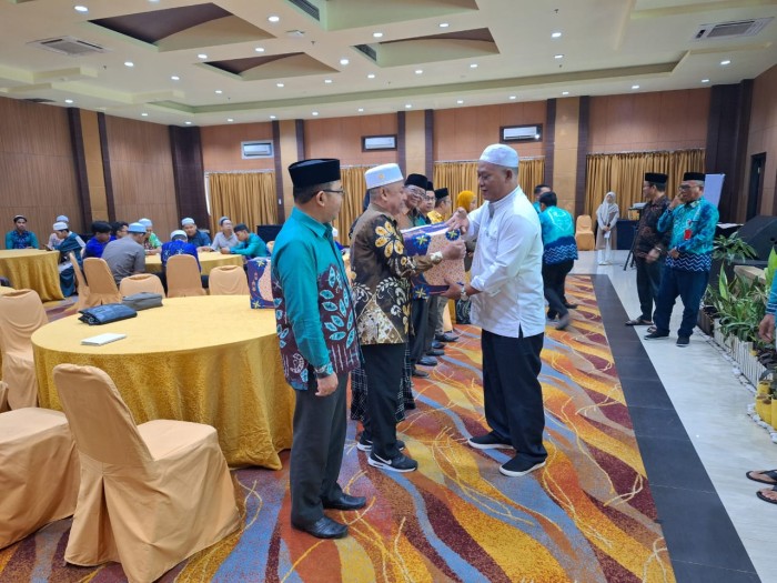 Kunjungan Ketua LPTQ Balangan, H Sutikno di lokasi pelatihan sekaligus bersilaturahmi dengan peserta kafilah.(Foto:Mc.Balangan)