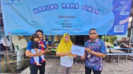 Sekretaris UPZ Bank Kalsel, Junaidi saat menyerahkan bantuan kepada Ibu Heny Anggrini dan Ibu Latifah