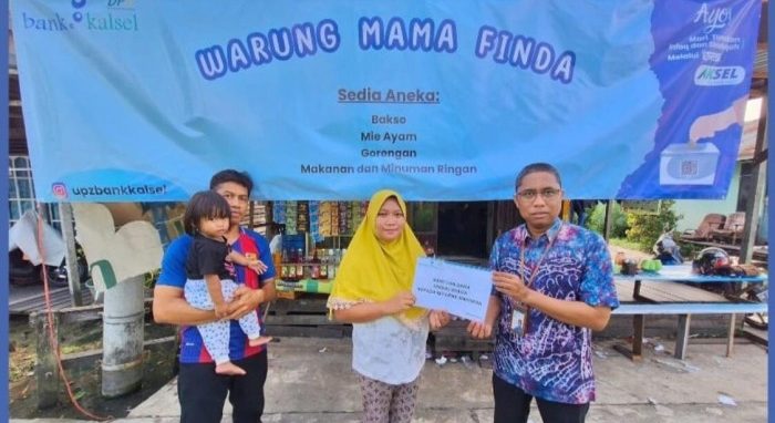 Sekretaris UPZ Bank Kalsel, Junaidi saat menyerahkan bantuan kepada Ibu Heny Anggrini dan Ibu Latifah