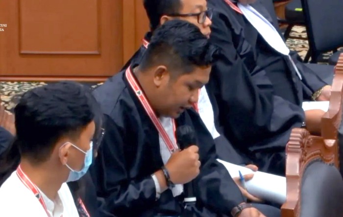 Kuasa Hukum KPU, Yuni Iswantoro, membacakan keterangan KPU selaku pihak Termohon dalam sidang panel satu perkara PHPU Pileg di Gedung Mahkamah Konstitusi yang dipantau secara daring di Jakarta, Senin (13/5/2024). [Screenshot/ANTARA/Nadia Putri R]