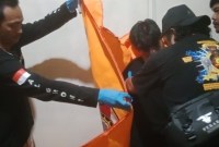 Seorang mahssiwa, Prayudha (22), nekat mengakhiri hidup dengan cara menggantungkan diri pakai seutas tali jemuran di dalam rumah bedakan (sewaan) di Jalan Komplek DPR Gang 5 Banjarmasin Barat, Selasa (30/4/2024) (SuarIndonesia/DO)