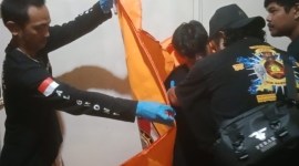 Seorang mahssiwa, Prayudha (22), nekat mengakhiri hidup dengan cara menggantungkan diri pakai seutas tali jemuran di dalam rumah bedakan (sewaan) di Jalan Komplek DPR Gang 5 Banjarmasin Barat, Selasa (30/4/2024) (SuarIndonesia/DO)