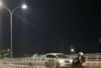 pengendara yang melawan arus di Jembatan Sungai Alalak perbatasan antara Kota Banjarmasin dan Kabupaten Barito Kuala.