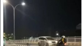 pengendara yang melawan arus di Jembatan Sungai Alalak perbatasan antara Kota Banjarmasin dan Kabupaten Barito Kuala.