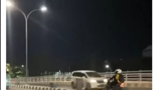 pengendara yang melawan arus di Jembatan Sungai Alalak perbatasan antara Kota Banjarmasin dan Kabupaten Barito Kuala.