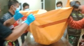 mayat pria telah membusuk diketahui bernama Murzani alias Kai Fatra alias Kai Santang (57), Rabu (1/5/2014), sekitar pukul 19.00 WITA. (SuarIndonesia/DO)