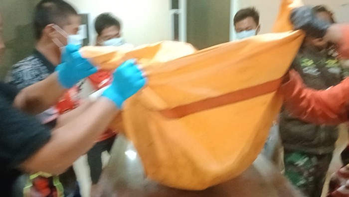 mayat pria telah membusuk diketahui bernama Murzani alias Kai Fatra alias Kai Santang (57), Rabu (1/5/2014), sekitar pukul 19.00 WITA. (SuarIndonesia/DO)