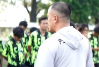 Ketua Persatuan Sepakbola Kabupaten Tapin (PS Kab Tapin) Kalimantan Selatan Ferdy Setiawan saat memberikan arahan kepada pasukan 