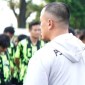 Ketua Persatuan Sepakbola Kabupaten Tapin (PS Kab Tapin) Kalimantan Selatan Ferdy Setiawan saat memberikan arahan kepada pasukan 
