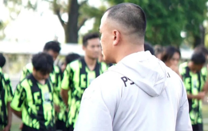 Ketua Persatuan Sepakbola Kabupaten Tapin (PS Kab Tapin) Kalimantan Selatan Ferdy Setiawan saat memberikan arahan kepada pasukan 