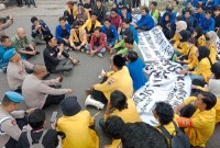 Gabungan Badan Eksekutif Mahasiswa (BEM) se Kalimantan Selatan (Kalsel) sampaikan aspirasi ke DPRD Kalsel Jalan Lambung Mangkurat Banjarmasin, Kamis (2/5/2024). (SuarIndonesia/HM)