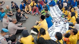 Gabungan Badan Eksekutif Mahasiswa (BEM) se Kalimantan Selatan (Kalsel) sampaikan aspirasi ke DPRD Kalsel Jalan Lambung Mangkurat Banjarmasin, Kamis (2/5/2024). (SuarIndonesia/HM)