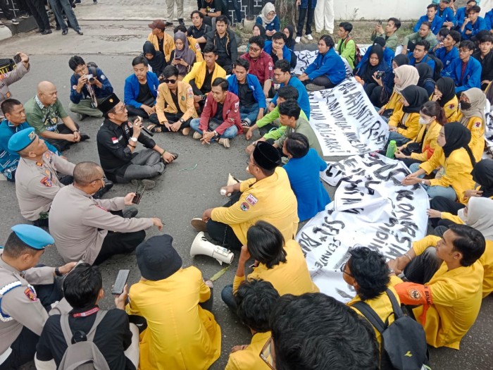 Gabungan Badan Eksekutif Mahasiswa (BEM) se Kalimantan Selatan (Kalsel) sampaikan aspirasi ke DPRD Kalsel Jalan Lambung Mangkurat Banjarmasin, Kamis (2/5/2024). (SuarIndonesia/HM)