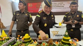 Keluarga besar Kejaksaan Negeri Banjarmasin, merayakan Hari Jadi Persatuan Jaksa Indonesia (PERSAJA) ke-73 Tahun 2024, yang dilakukan secara sederhana dengan sebuah apel di  Aula Kejaksaaan, Senin (6/5/2024 ((SuarIndonesia/Ist)