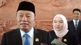 Haji Muhidin didampingi Putrinya Hj. Karmila