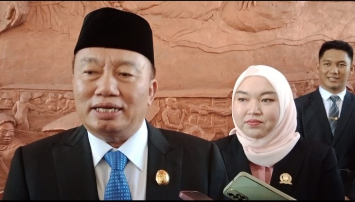 Haji Muhidin didampingi Putrinya Hj. Karmila