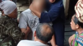 Seorang pria seharinya profesi pecukur rambut berinisial AH  (34), nekat ingin mengakhiri hidupnya tapi digagalkan sang istri dengan suara teriakan saat berada di kamar mandi rumahnya, Senin (6/5/2024) (SuarIndonesia/DO)