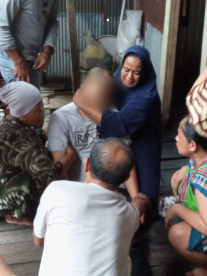 Seorang pria seharinya profesi pecukur rambut berinisial AH  (34), nekat ingin mengakhiri hidupnya tapi digagalkan sang istri dengan suara teriakan saat berada di kamar mandi rumahnya, Senin (6/5/2024) (SuarIndonesia/DO)