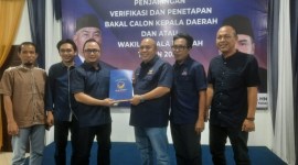 H. Muhidin diwakili Afrizaldi dan Hasnuryadi diwakili Khalikin. (SuarIndonesia/Ist)