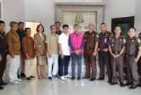 Tersangka FM dan barang bukti diserahkan Penyidik Kantor Wilayah DJP Kalseltengserta  harta kekayaan tersangkakepada pihak Kejaksaan
Negeri Tanah Bumbu. (SuarIndonesia/Humas)