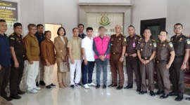 Tersangka FM dan barang bukti diserahkan Penyidik Kantor Wilayah DJP Kalseltengserta  harta kekayaan tersangkakepada pihak Kejaksaan
Negeri Tanah Bumbu. (SuarIndonesia/Humas)