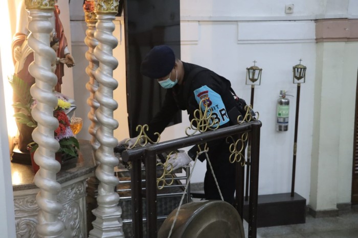 Tim Gegana Brimob Polda Kalsel dan Polresta Banjarmasin, sterilisasi gereja ()SuarIndonesia/Ist)