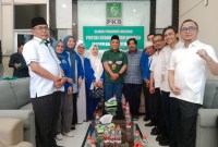 Usai ke DPW PKB dan DPW PKS, perwakilan H. Muhidin dan Hasnuriyadi ini juga menyerahkan berkas pencalonan kepala daerah Kalsel Ke DPD Gerindra Kalsel. (SuarIndonesia/HM)