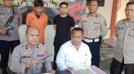 Kapolsekta Banjarmasin Barat, Kompol Aris Munandar didampingi Kanit Reskrim, Ipda Marjun,, ketika gelar kasunya, Senin (13/5/2024) SuarIndonesia/DO)